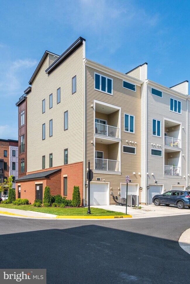 Building Photo - MOVE-IN READY TOWNHOUSE-STYLE CONDO IN ASHBURN
