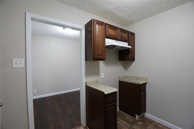 Building Photo - 8418 Grovecrest Dr