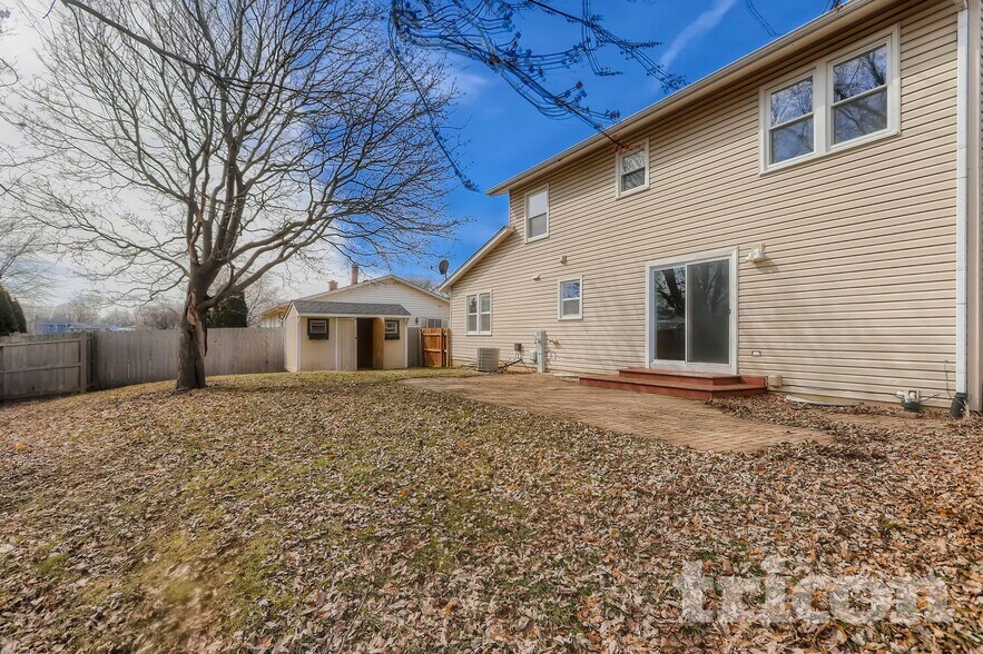 Building Photo - 2453 Crescent Ln S