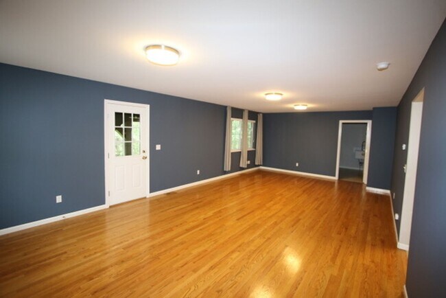Building Photo - 9010 Sahalee Dr