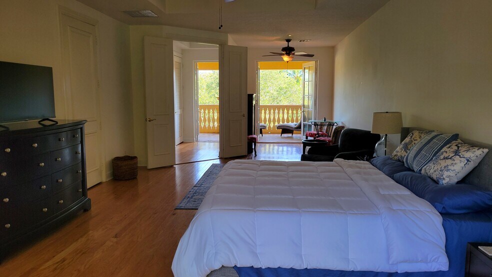 Main bedroom 3rd floor - 345 NE 69th Cir