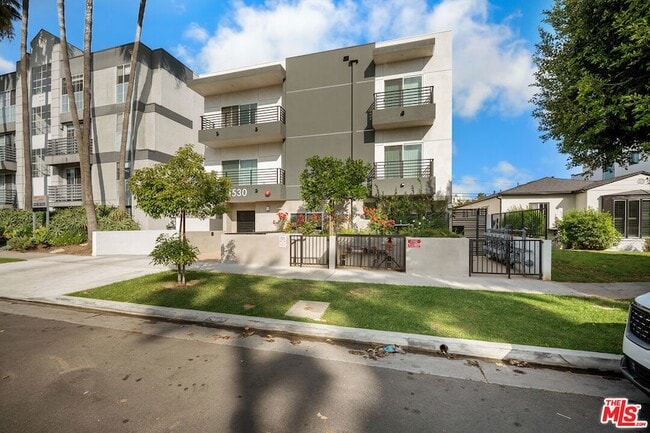 Building Photo - 1530 S Hayworth Ave