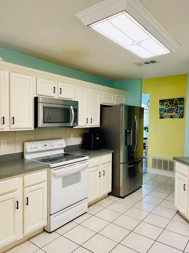 Kitchen - 732 Denise Dr