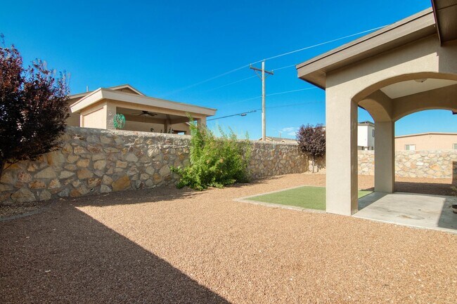 Building Photo - Furnished Eastside Beautiful 3 bed/2 baths...