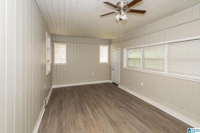 Building Photo - 565 Camellia Rd