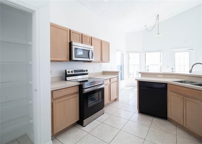 Building Photo - 667 Downing Cir
