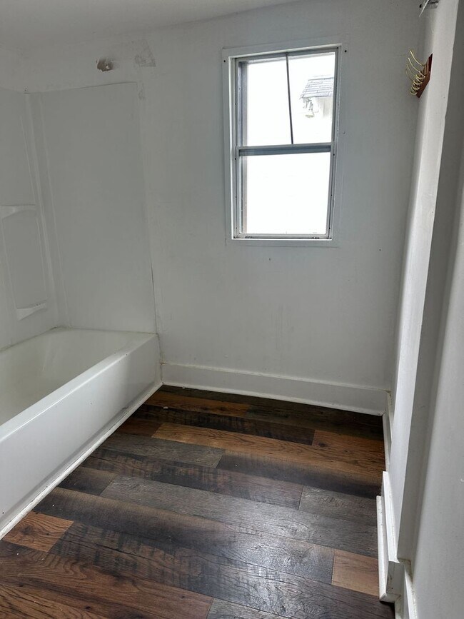 Building Photo - Charming 3-Bedroom, 1-Bathroom Home with Fenced Yard