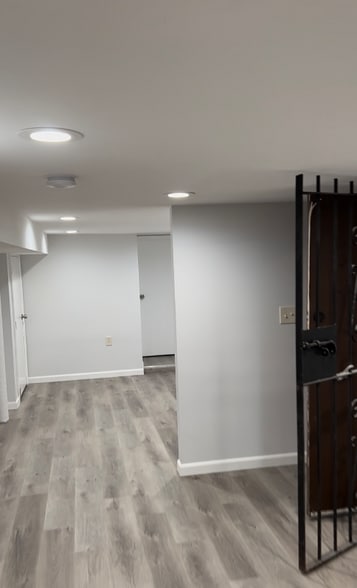 Building Photo - 285 Pearsall Ave