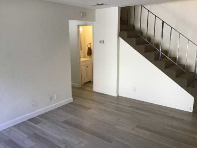 Building Photo - 2033 Sierra Rd