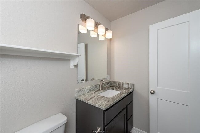 Building Photo - 707 Dominik Dr