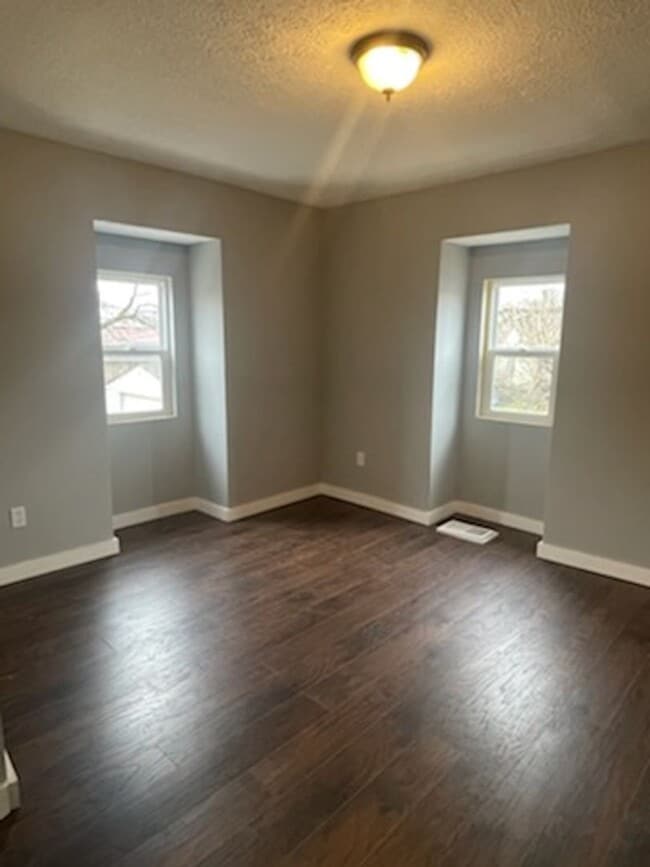 Building Photo - Beautifully Updated 3BR Two-Story Home w/ Fenced Yard & Off-Street Parking