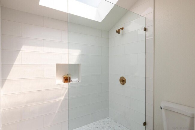 Building Photo - Beautifully remodeled home in the desirabl...