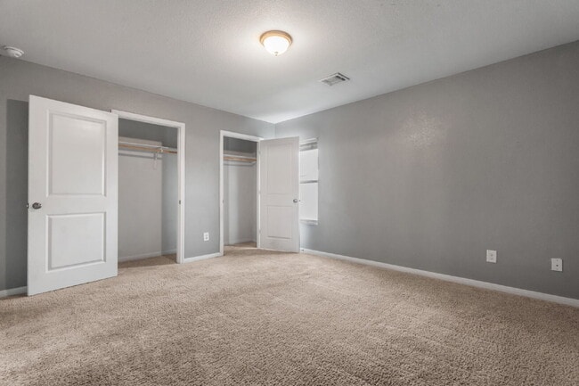 Building Photo - Your next home is waiting!