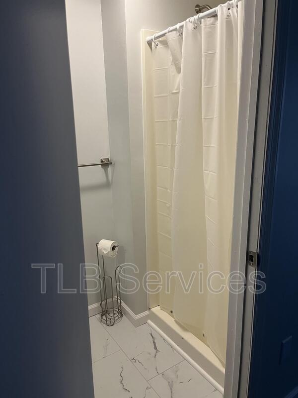 Building Photo - 731 Main St