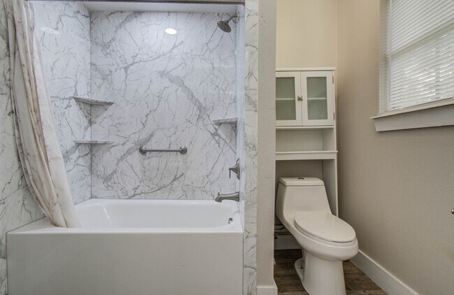Building Photo - 536 Robert E Lee Dr