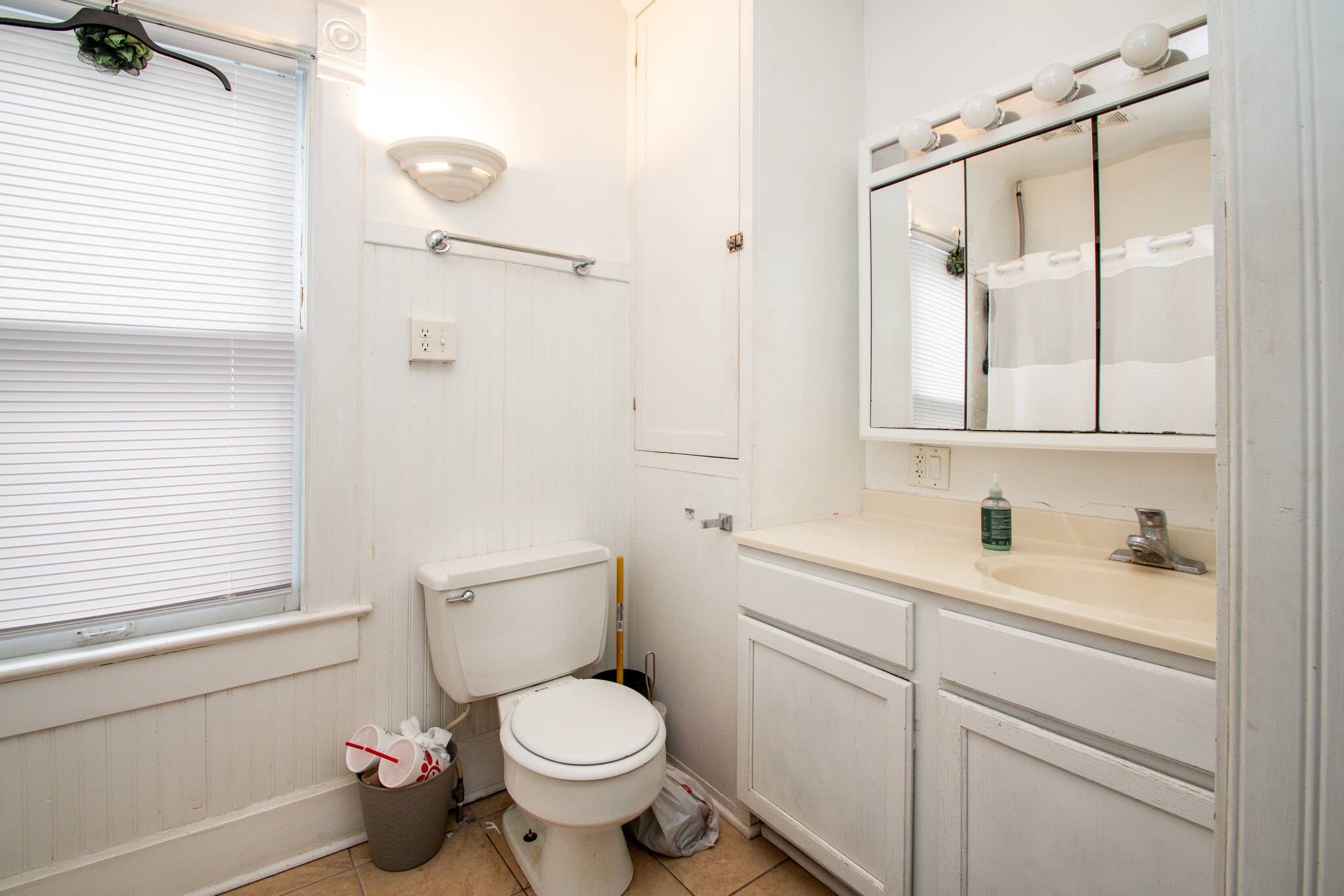 Building Photo - 1403 W Barker Ave