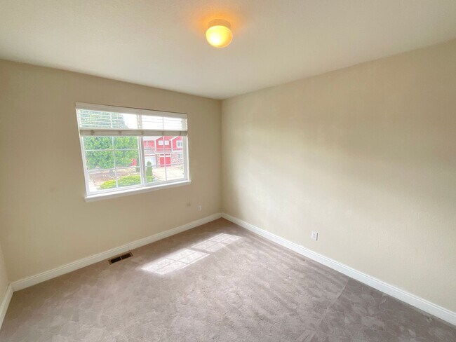 Building Photo - 3 Bedroom Home Available Near Stetson Hill...