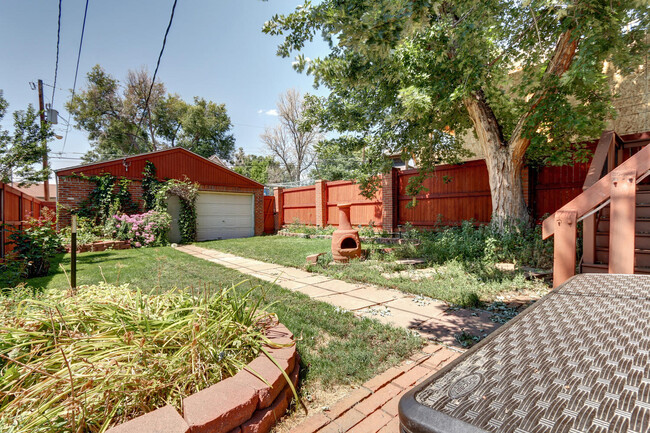 Building Photo - Updated Bungalow in Desirable Highlands! L...