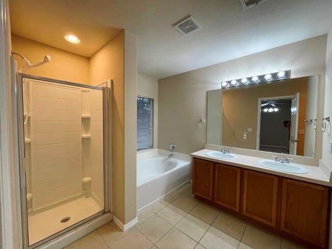 Building Photo - 376 Spruce Dr