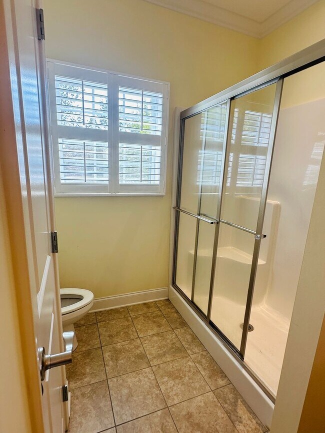 Building Photo - Sun-Drenched Corner Lot Condo – 2 Bedrooms + Office Near Middlebrook Pike