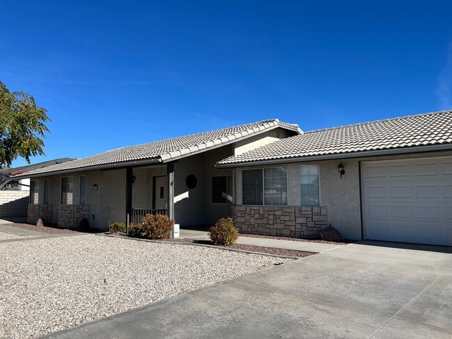 Building Photo - Beautiful 3 bedroom 2 bathroom home in App...