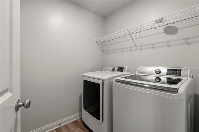 Building Photo - 7191 Seagraves Ct