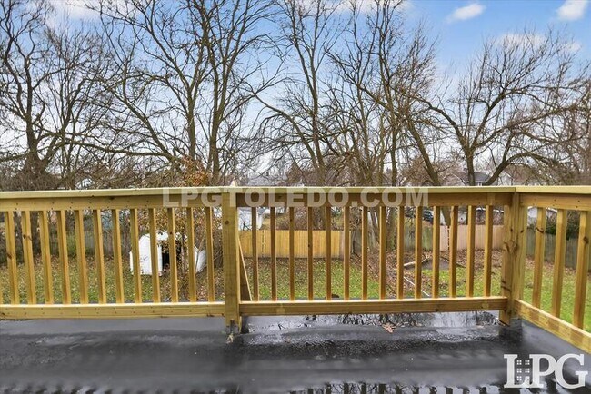 Building Photo - 2041 Loxley Rd