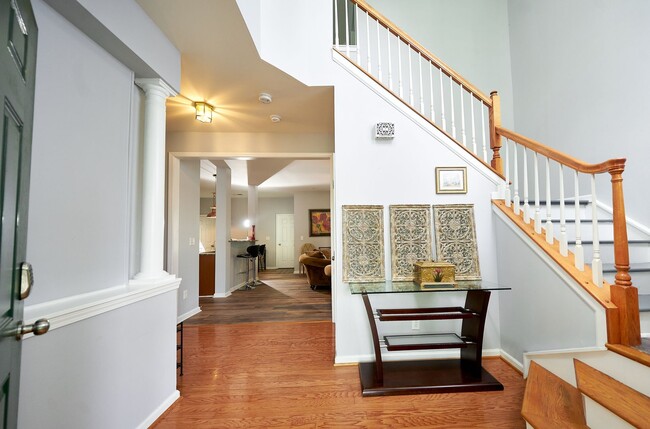 Building Photo - 5 Bedroom 4 Bath Single Family Home with G...