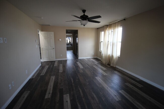 Building Photo - Spacious 4BR/3.5BA Home with Loft – Prime ...
