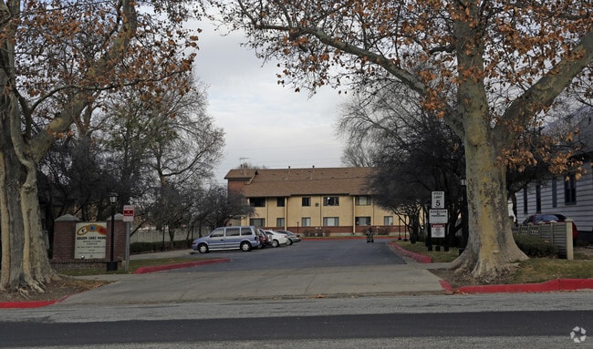 Building Photo - Golden Links Manor