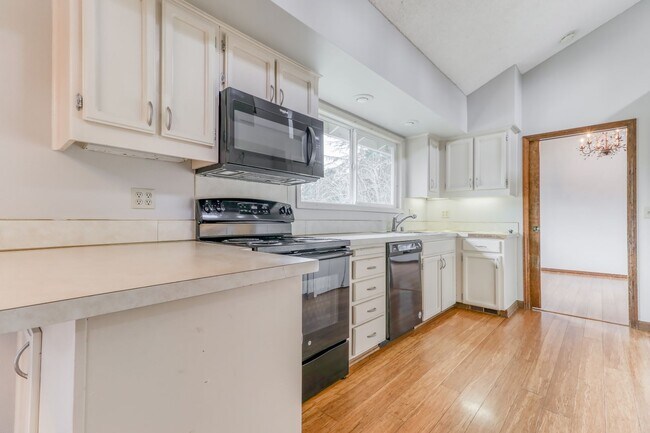 Building Photo - Custom 4BD Salmon Creek Home!