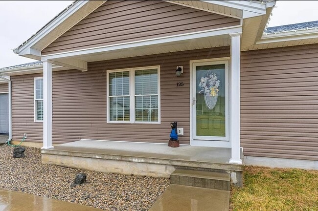 Building Photo - HELLO Georgeous 3 bdrm, 2 bath Single Fami...