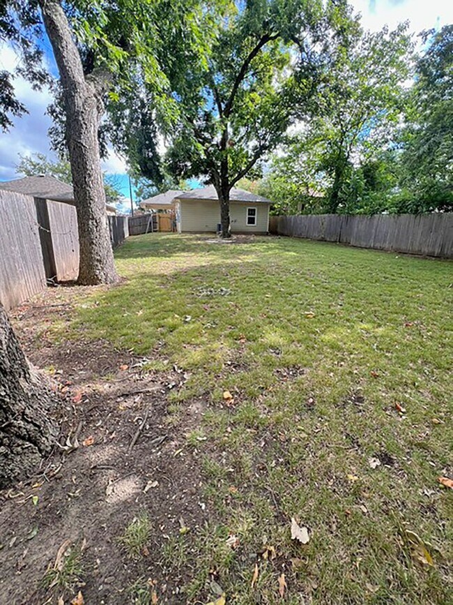 Building Photo - Nice 3 Bdrm 2 Bath Home in Sherman Texas