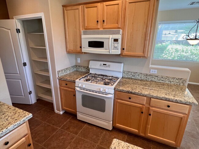 Building Photo - 5 Bed 4 Bath Beautiful Gilbert Home - Gated Community On Golf Course