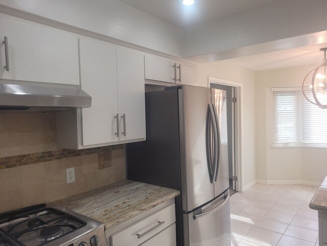 Building Photo - 1270-1272 Meredith Way