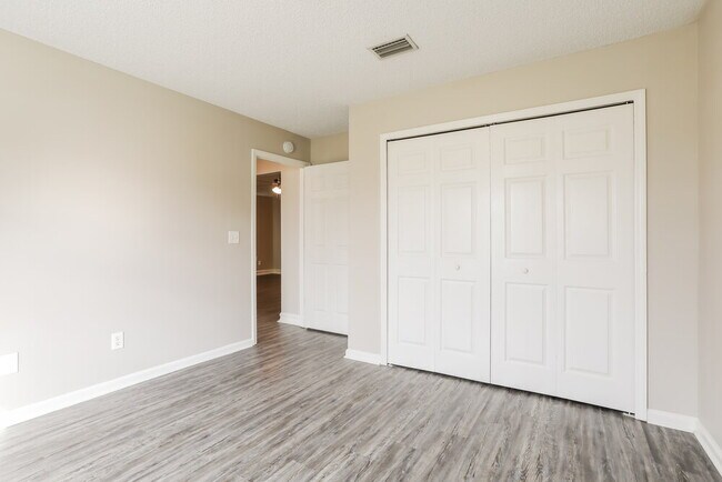 Building Photo - 1936 Hunters Trace Cir