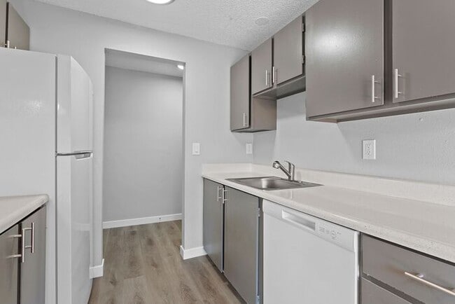 Building Photo - Affordable Comfort! Spacious 2-Bedroom Apa...