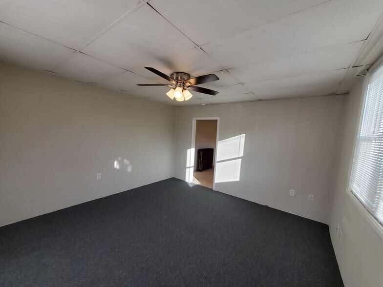 Building Photo - 396 W Clements Bridge Rd