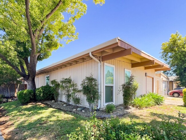 Building Photo - Spacious 3 Bed 2 Bath Home
