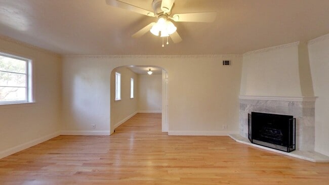 Building Photo - Lakeside 3 Bedroom / 3 Bathroom Single Fam...