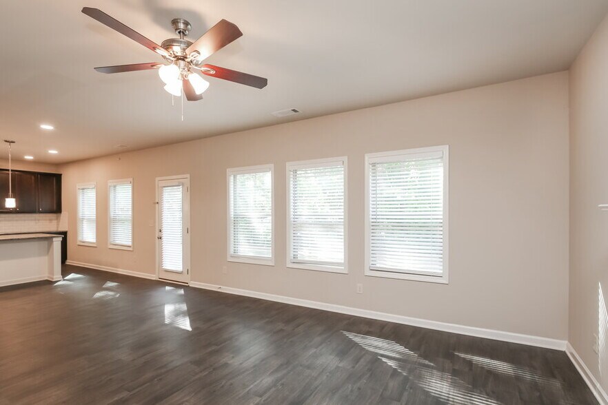 Building Photo - 900 Walnut Woods Dr