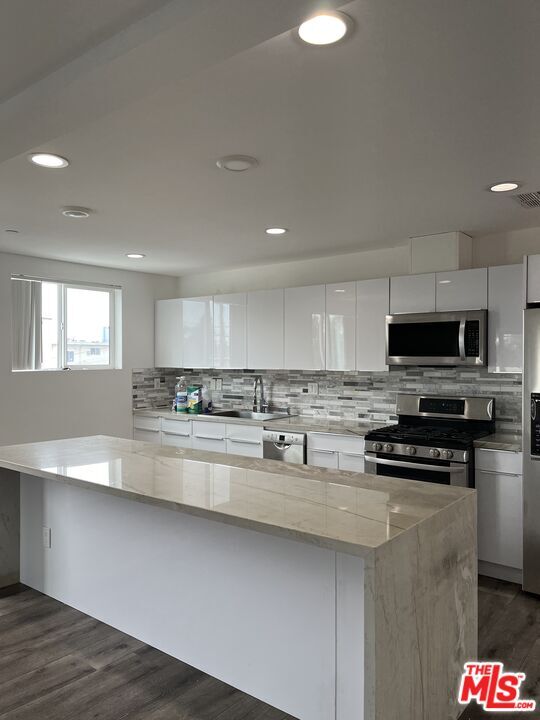 Building Photo - 2121 Burnside Ave