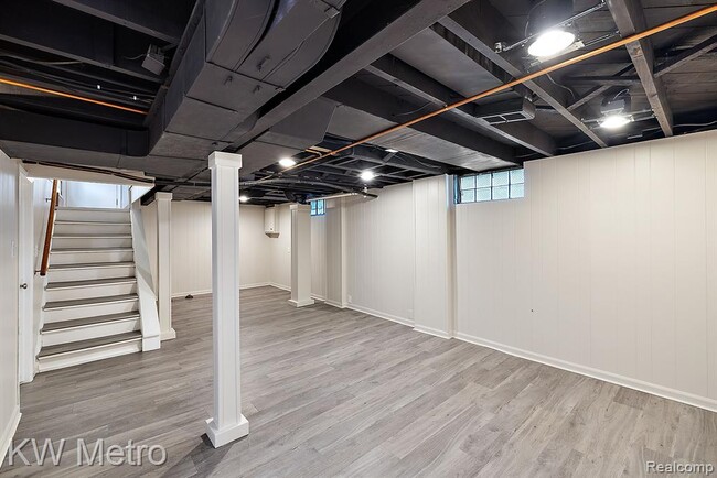 Building Photo - 531 Albany St