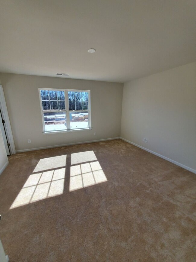 Building Photo - 3 bedroom townhome in university