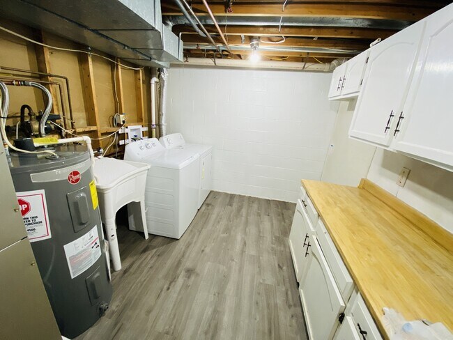 Building Photo - 10690 High Beam Ct