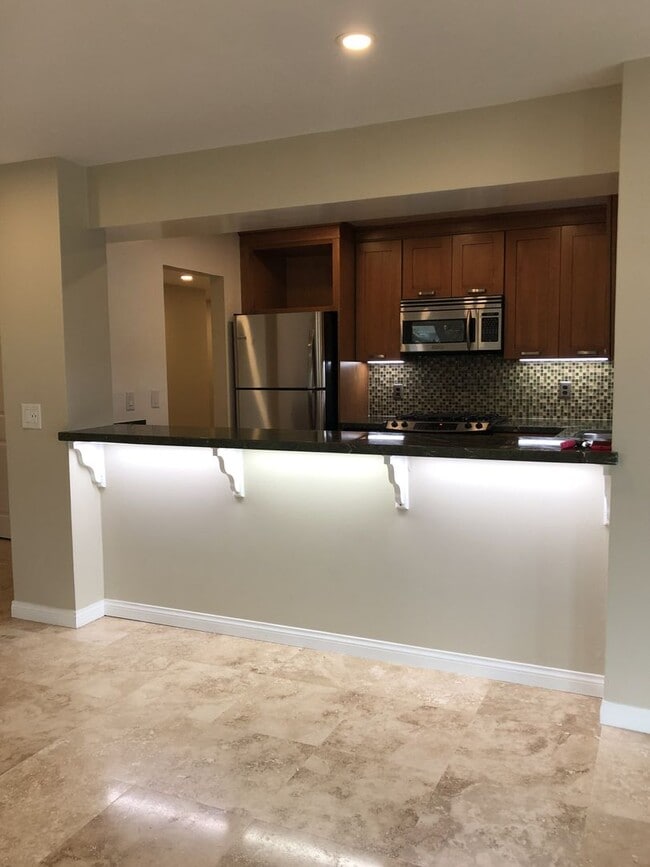 Building Photo - Spacious 3 + 2 Ocean View Condo - Prime Corner Location.