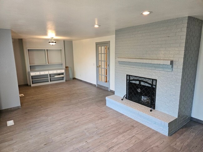 Building Photo - Cozy Wooded Vintage Charmer