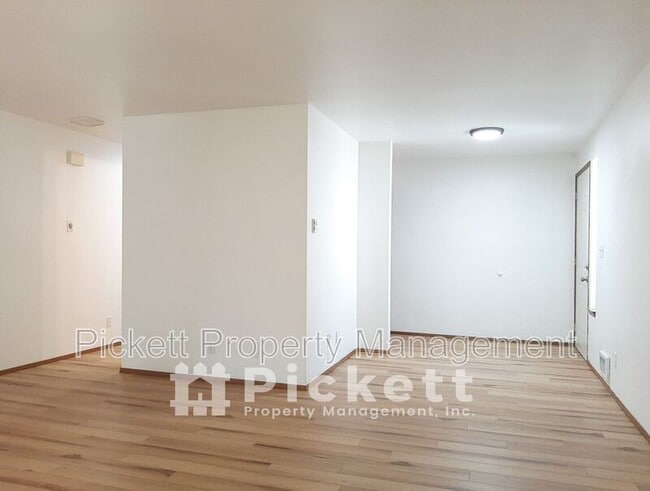 Building Photo - 6451 Lewis NE Dr