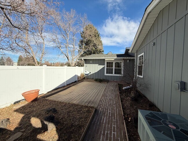 Building Photo - Spacious home right on the goldfcourse