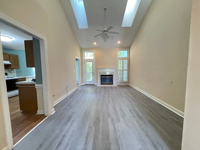 Building Photo - Light & Airy Townhome in Downing Creek, wo...